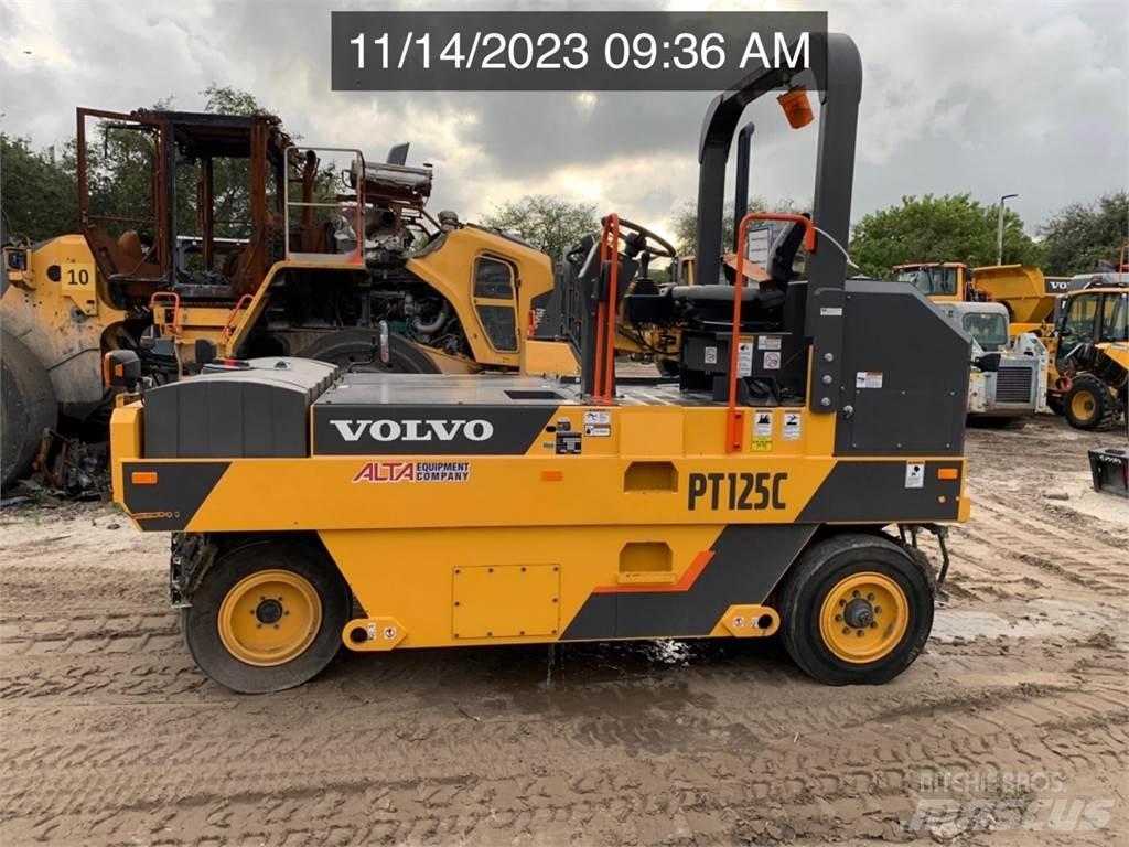 Volvo PT125C 胶轮压路机