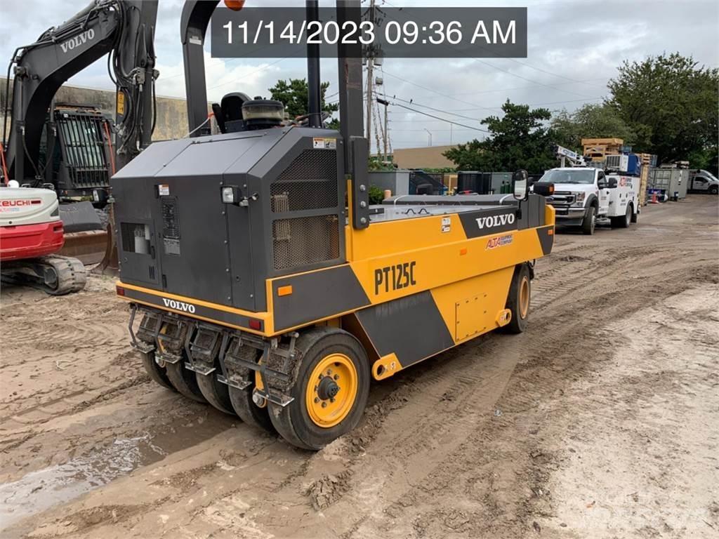 Volvo PT125C 胶轮压路机