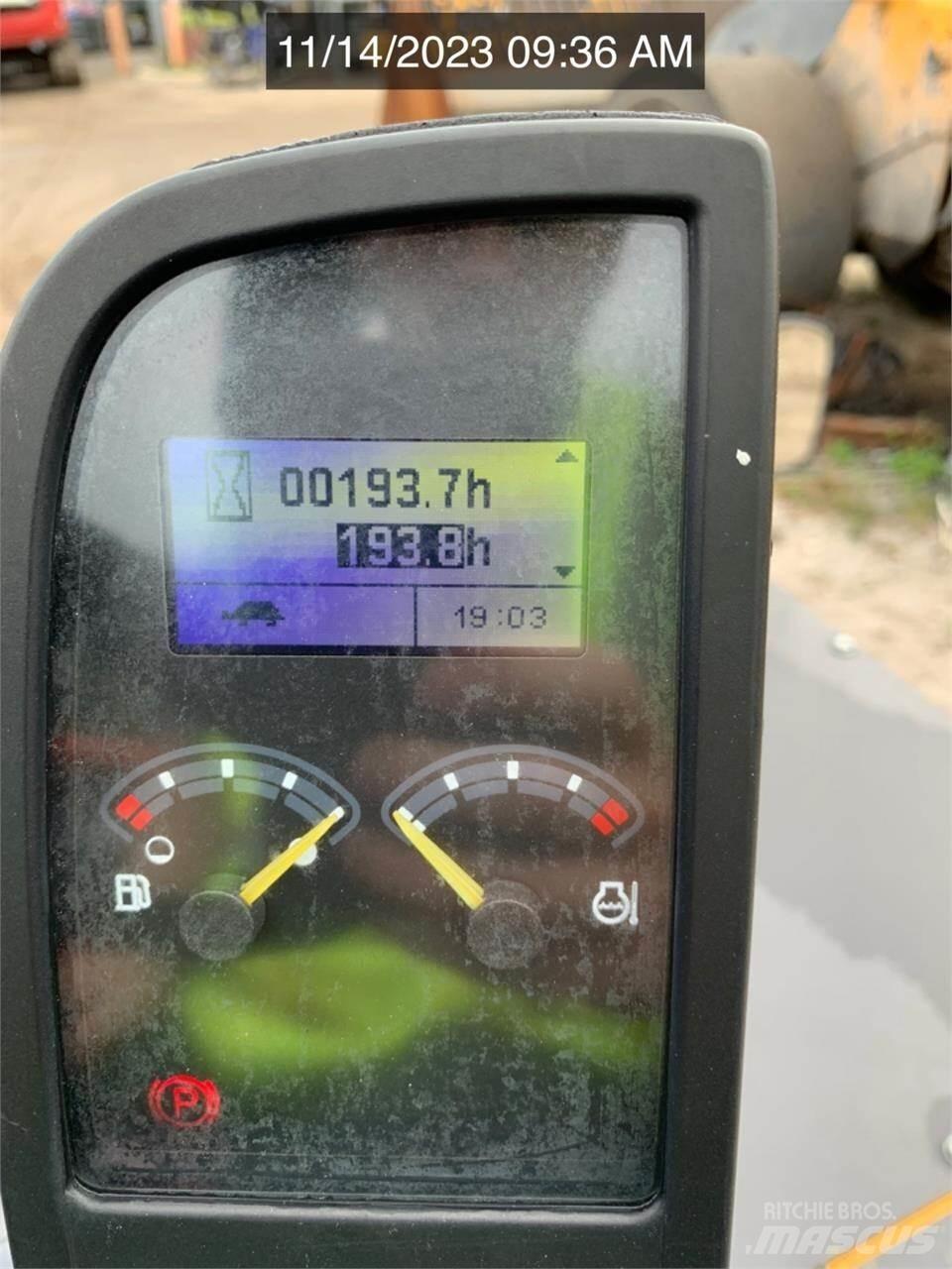 Volvo PT125C 胶轮压路机