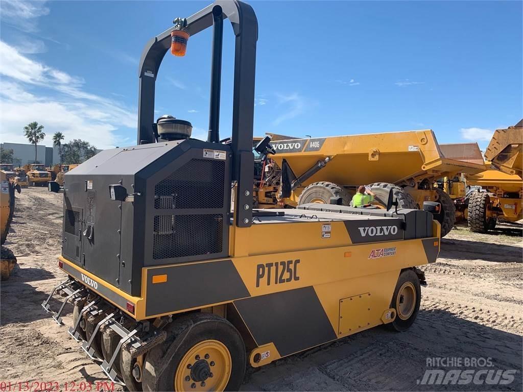 Volvo PT125C 胶轮压路机