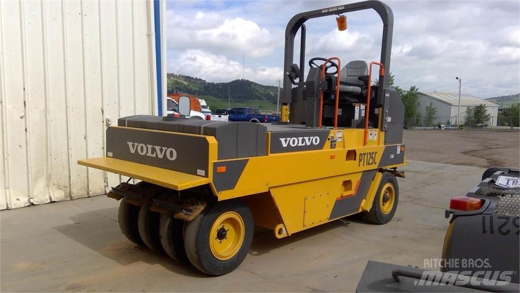 Volvo PT125C 胶轮压路机