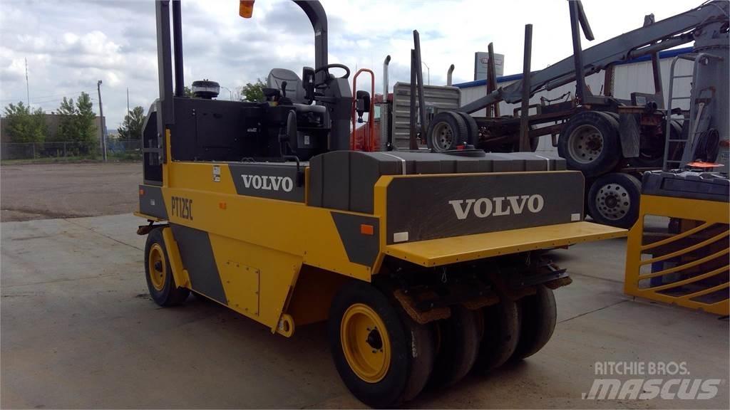 Volvo PT125C 胶轮压路机