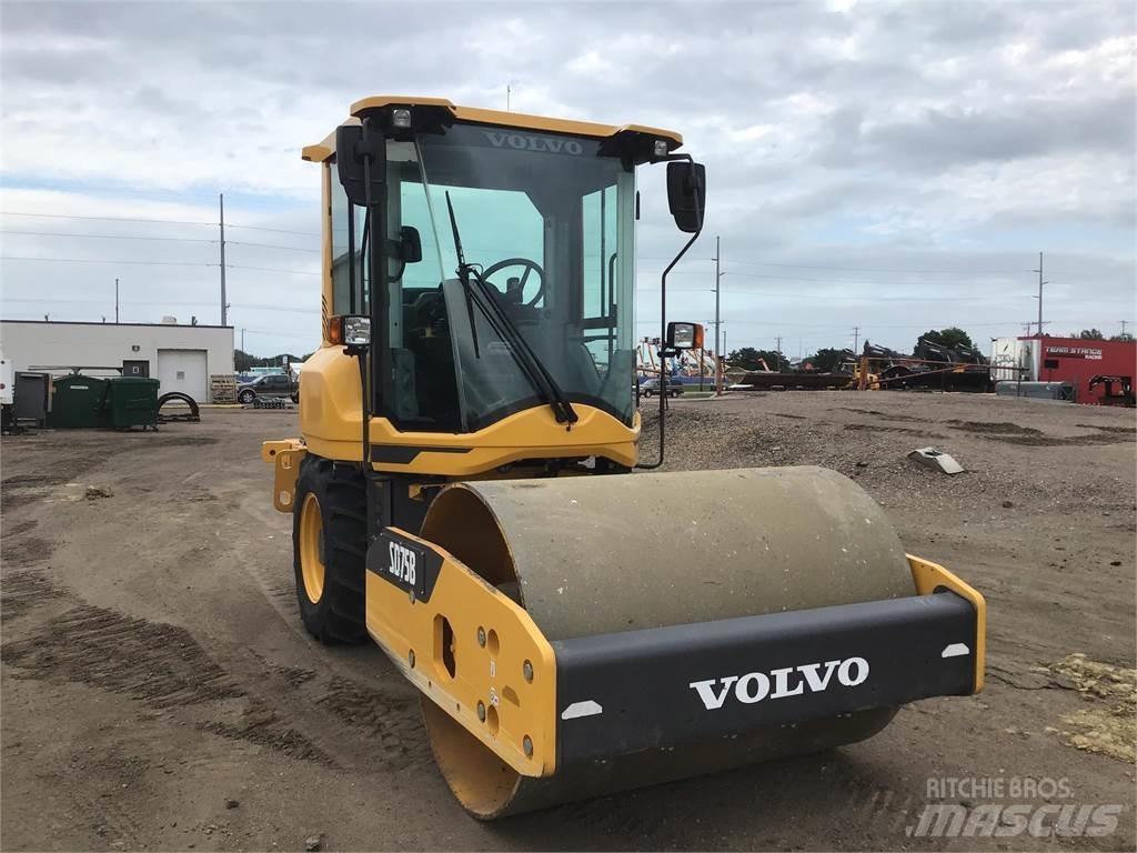 Volvo SD75B 双轮压路机