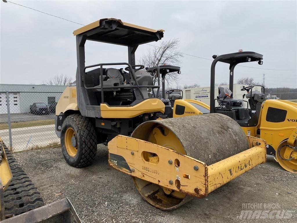 Volvo SD75B 双轮压路机