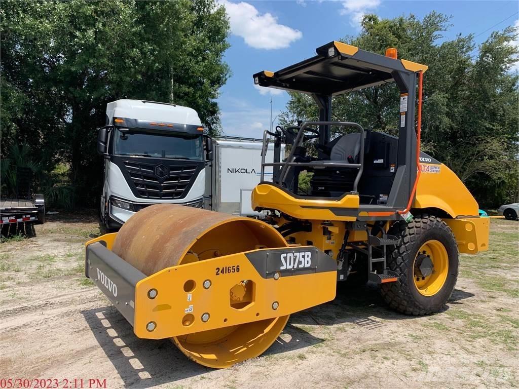 Volvo SD75B 双轮压路机