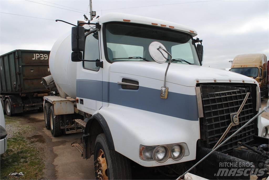 Volvo VHD64B200 混凝土搅拌车