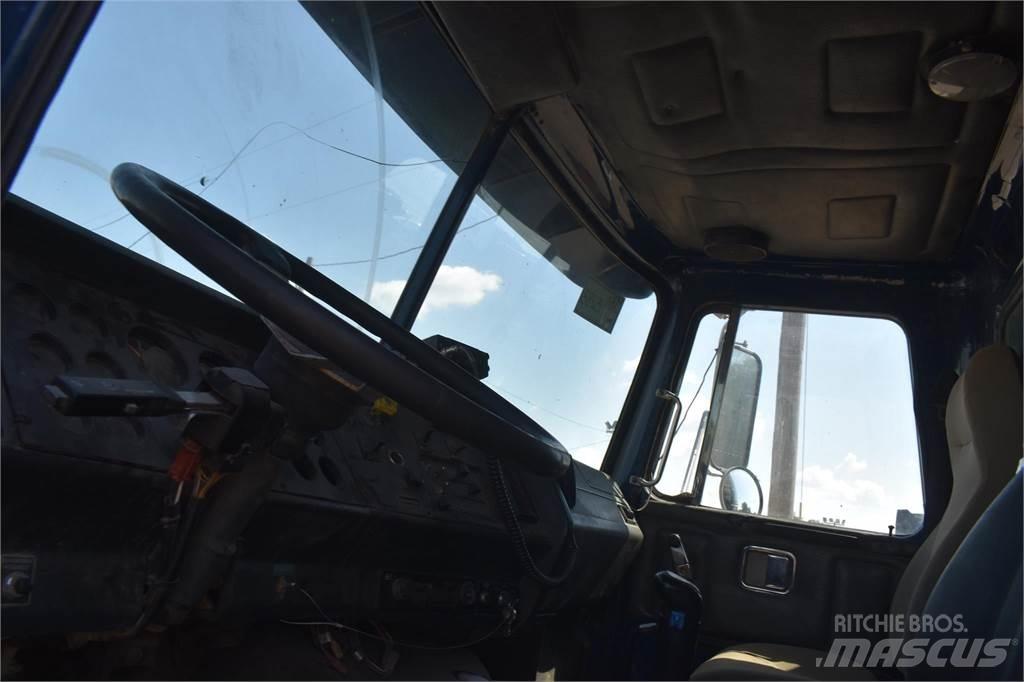 Volvo WG64T 自卸式货车