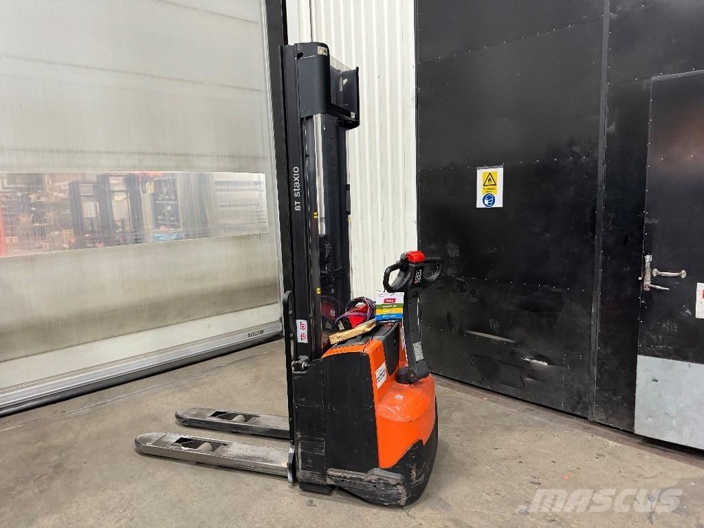 Toyota SWE120 手推堆垛车