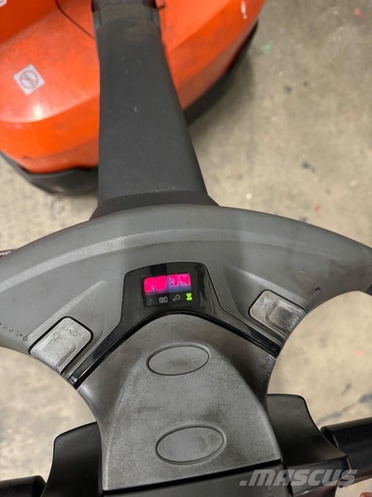 Toyota SWE120 手推堆垛车