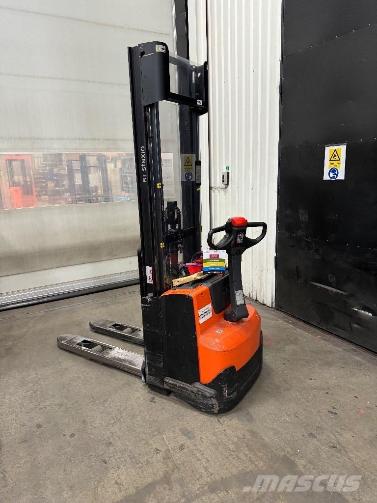 Toyota SWE120 手推堆垛车