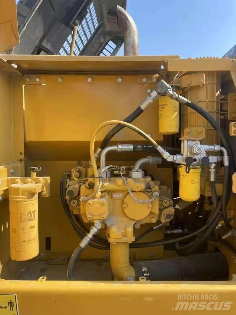 CAT 323D2 履带挖掘机