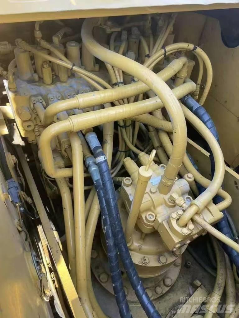 CAT 323D2 履带挖掘机