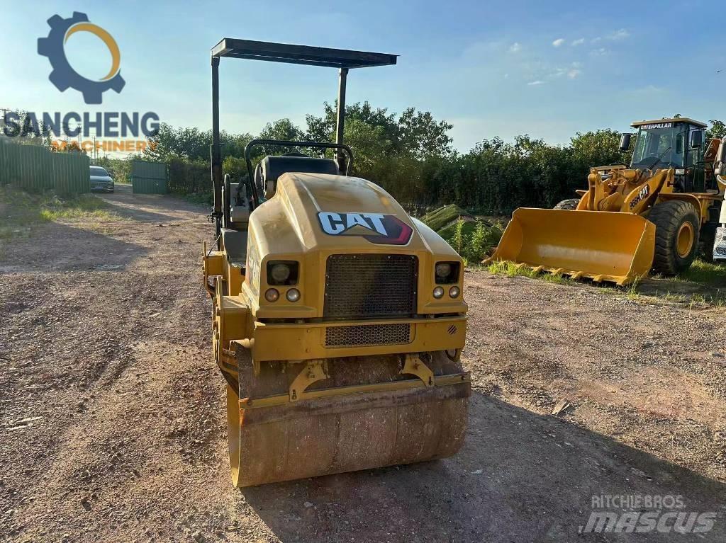 CAT CB24B 双轮压路机