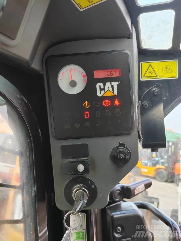 CAT 246 C 滑移装载机