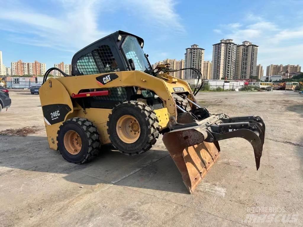 CAT 246 C 滑移装载机