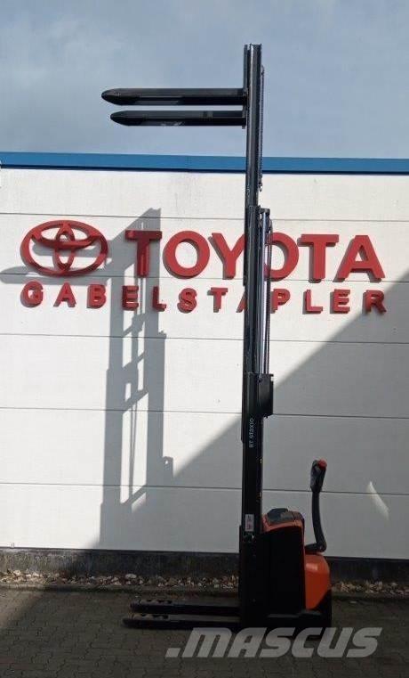 Toyota SWE120L 手推堆垛车