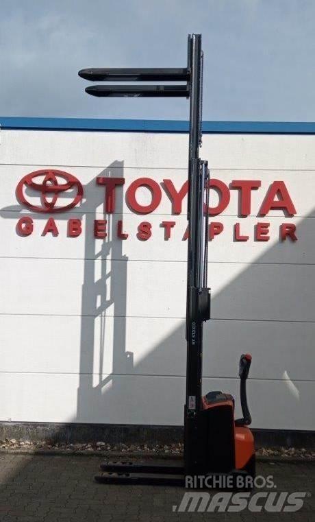 Toyota SWE120L 手推堆垛车