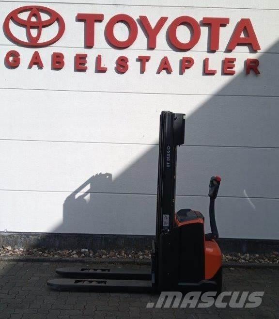 Toyota SWE120L 手推堆垛车