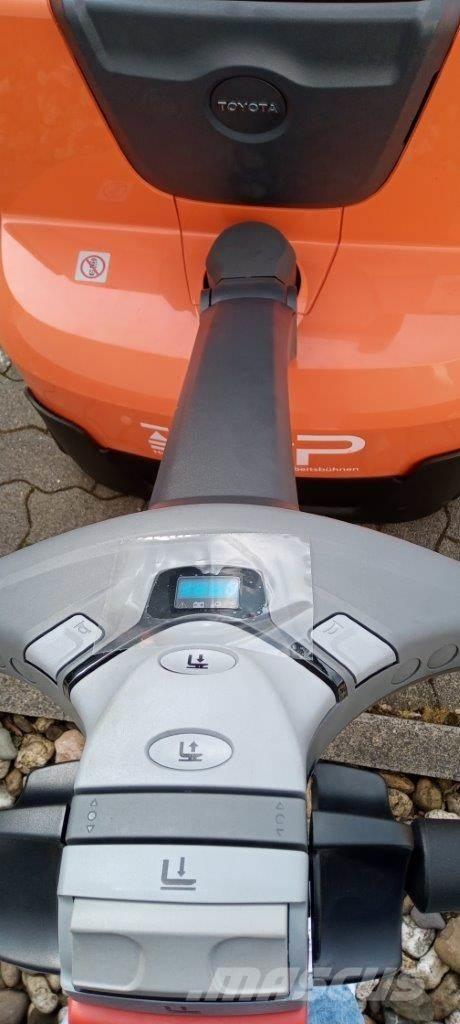 Toyota SWE120L 手推堆垛车