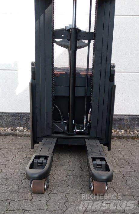 Toyota SWE120L 手推堆垛车