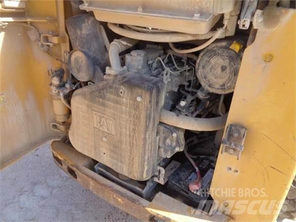 CAT 252B3 滑移装载机