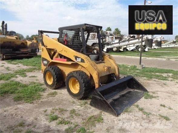 CAT 252B3 滑移装载机