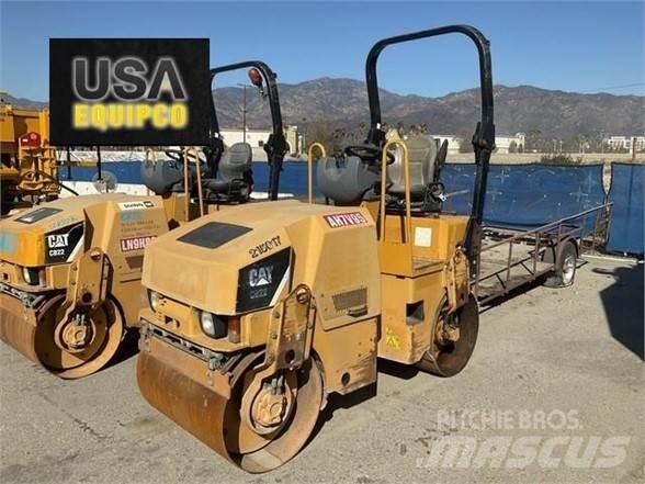 CAT CB22 单轮压路机
