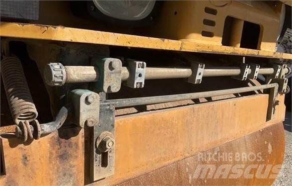 CAT CB22 单轮压路机