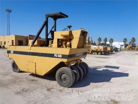 CAT PS-130 胶轮压路机