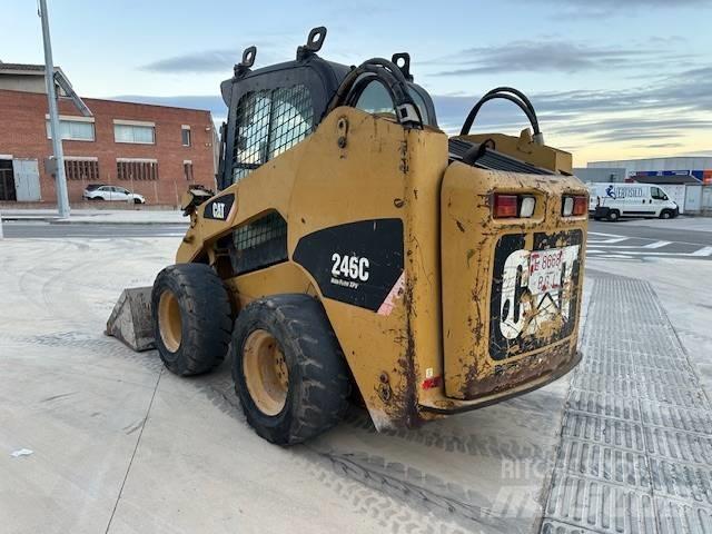 CAT 246 C 滑移装载机