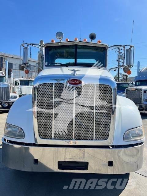 Peterbilt 384 牵引车