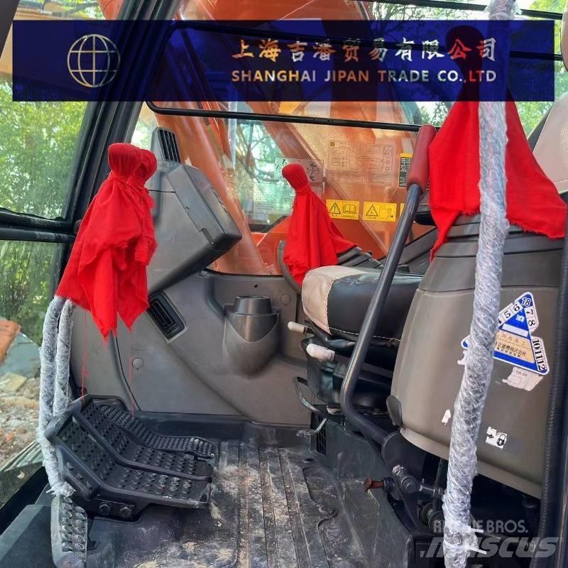 Hitachi ZX 135 中型挖掘机
