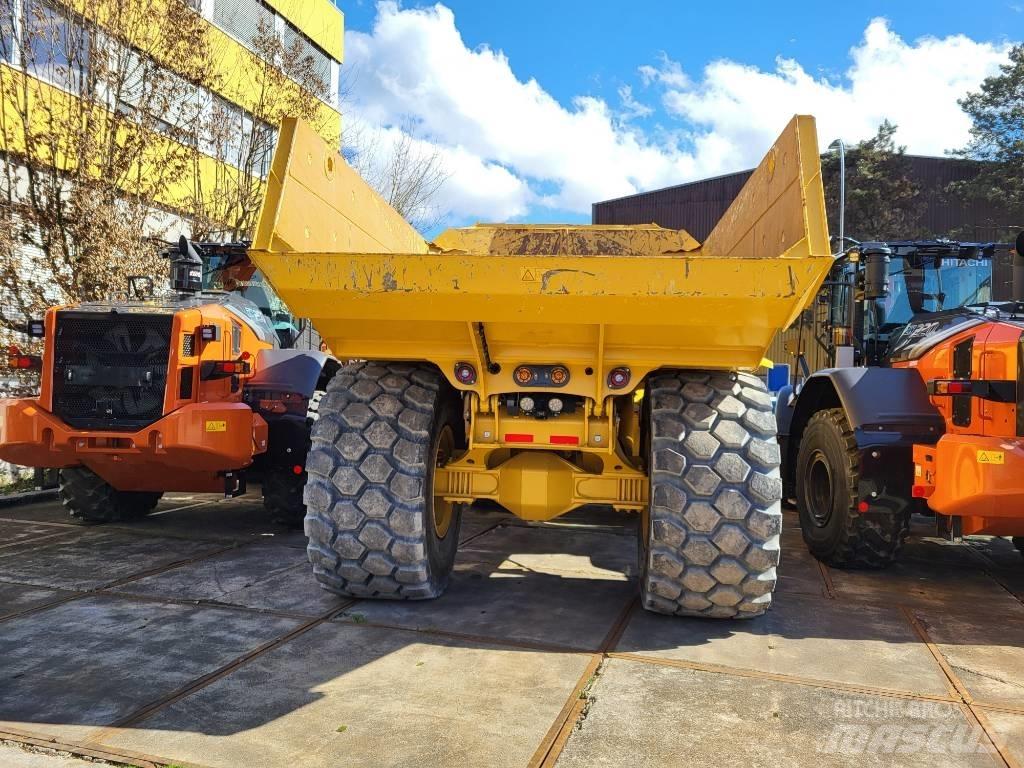 Bell B30E 4x4 铰接式自卸车