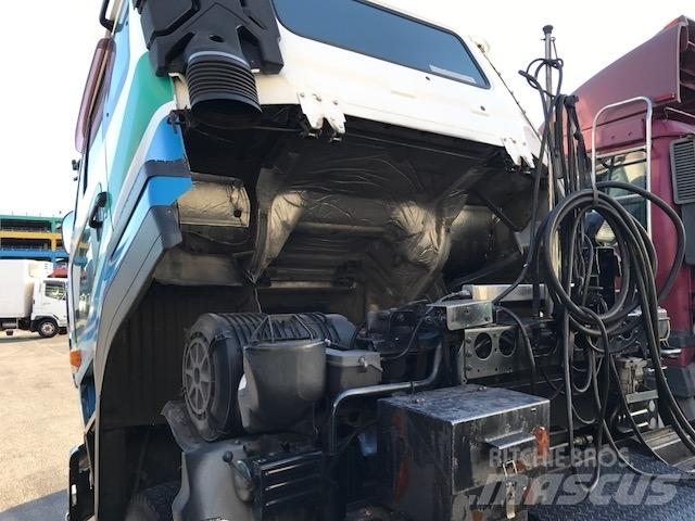 UD KL-CK482BAT 牵引车