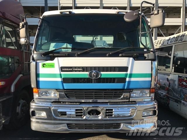 UD KL-CK482BAT 牵引车
