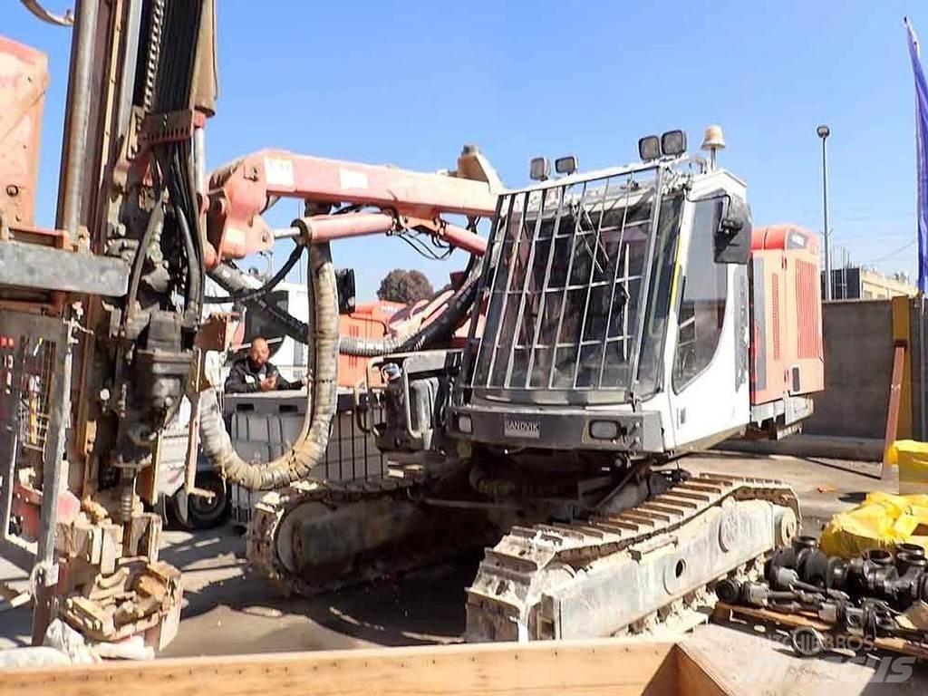 Sandvik DX800 钻孔机