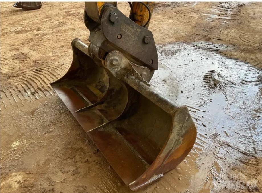 JCB JS 130 LC 履带挖掘机