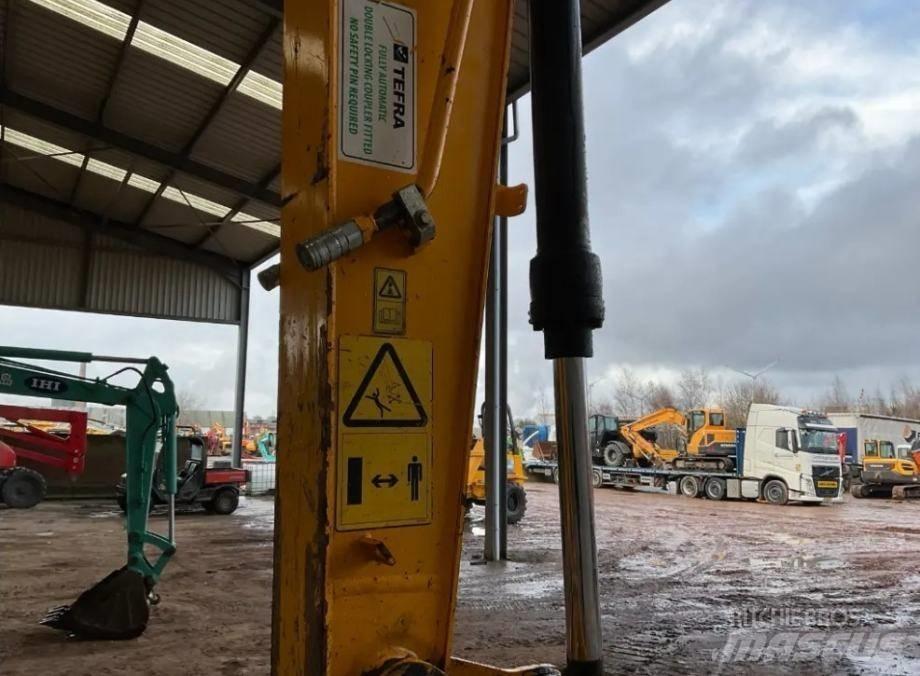 JCB JS 130 LC 履带挖掘机