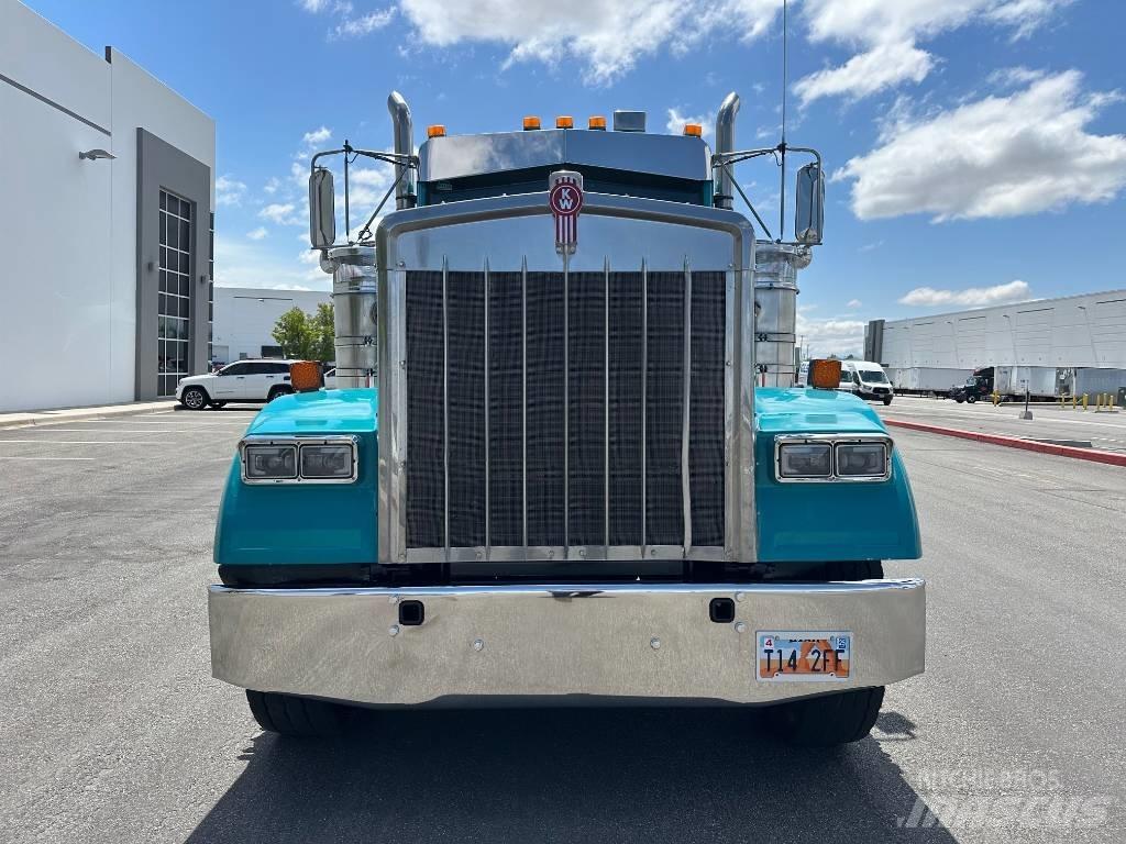 Kenworth W 900 牵引车