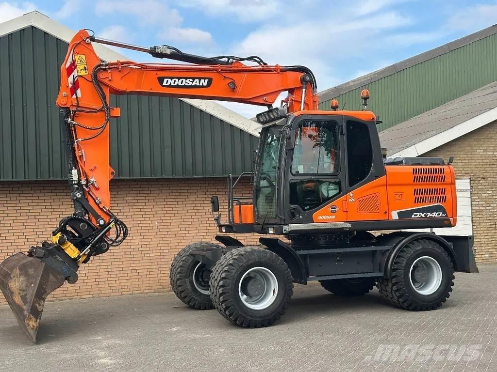 Doosan DX140W-5 轮式挖掘机