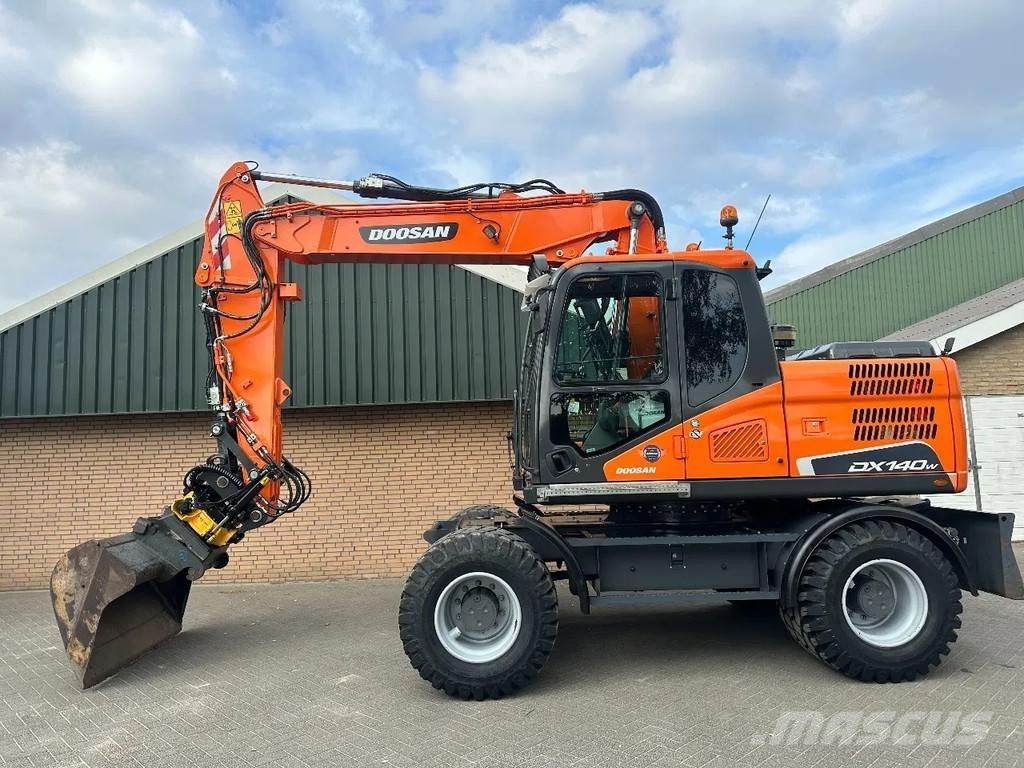Doosan DX140W-5 轮式挖掘机