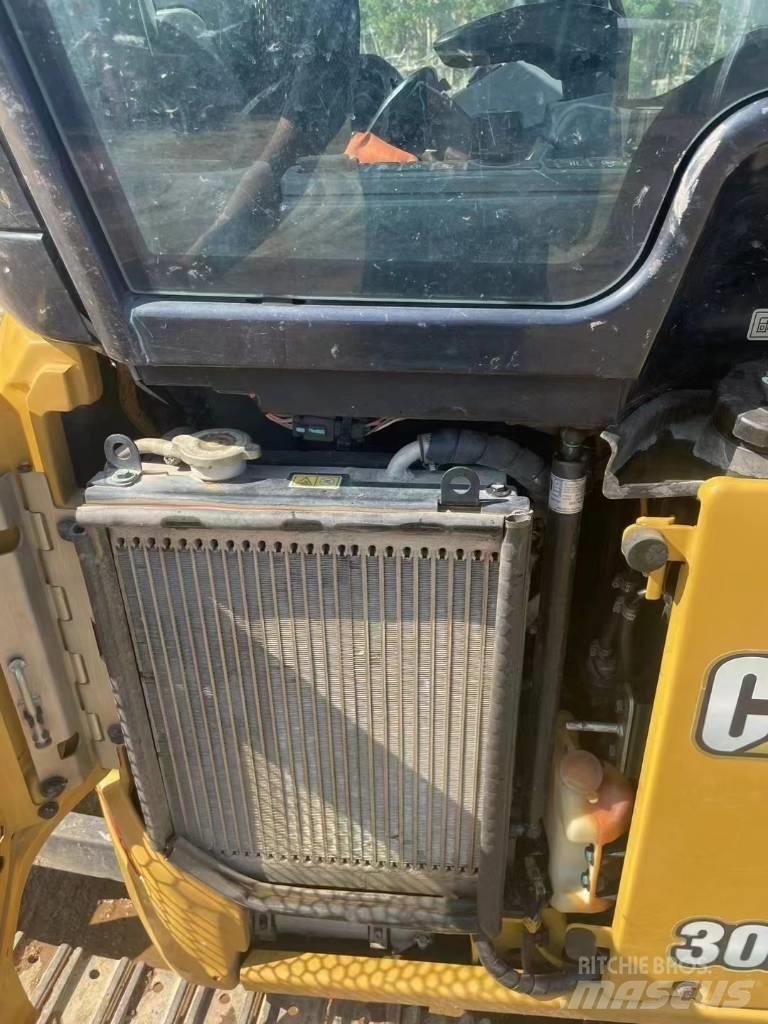 CAT 302 小型挖掘机