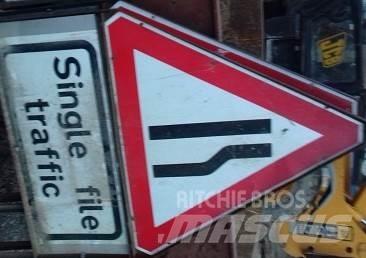  VARIOUS ROAD SIGNS 建筑机械-其他