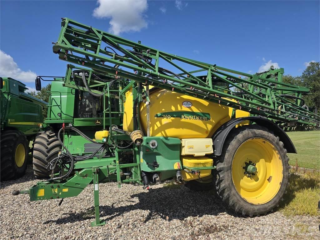 John Deere 740 牵引式喷雾机