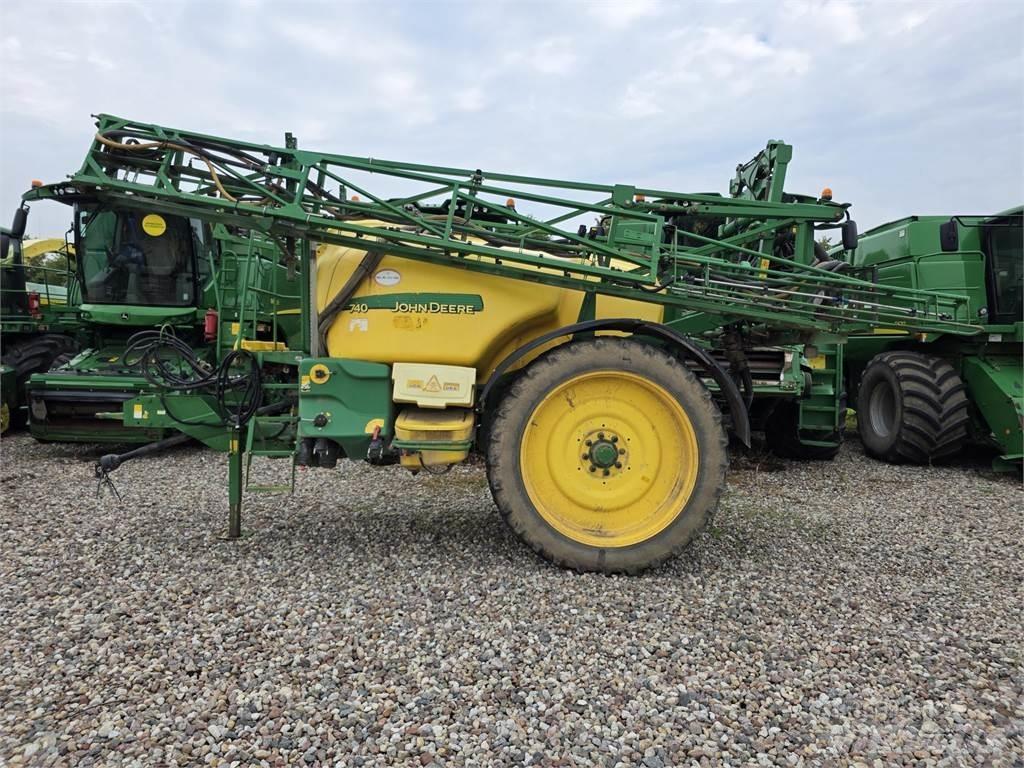John Deere 740 牵引式喷雾机