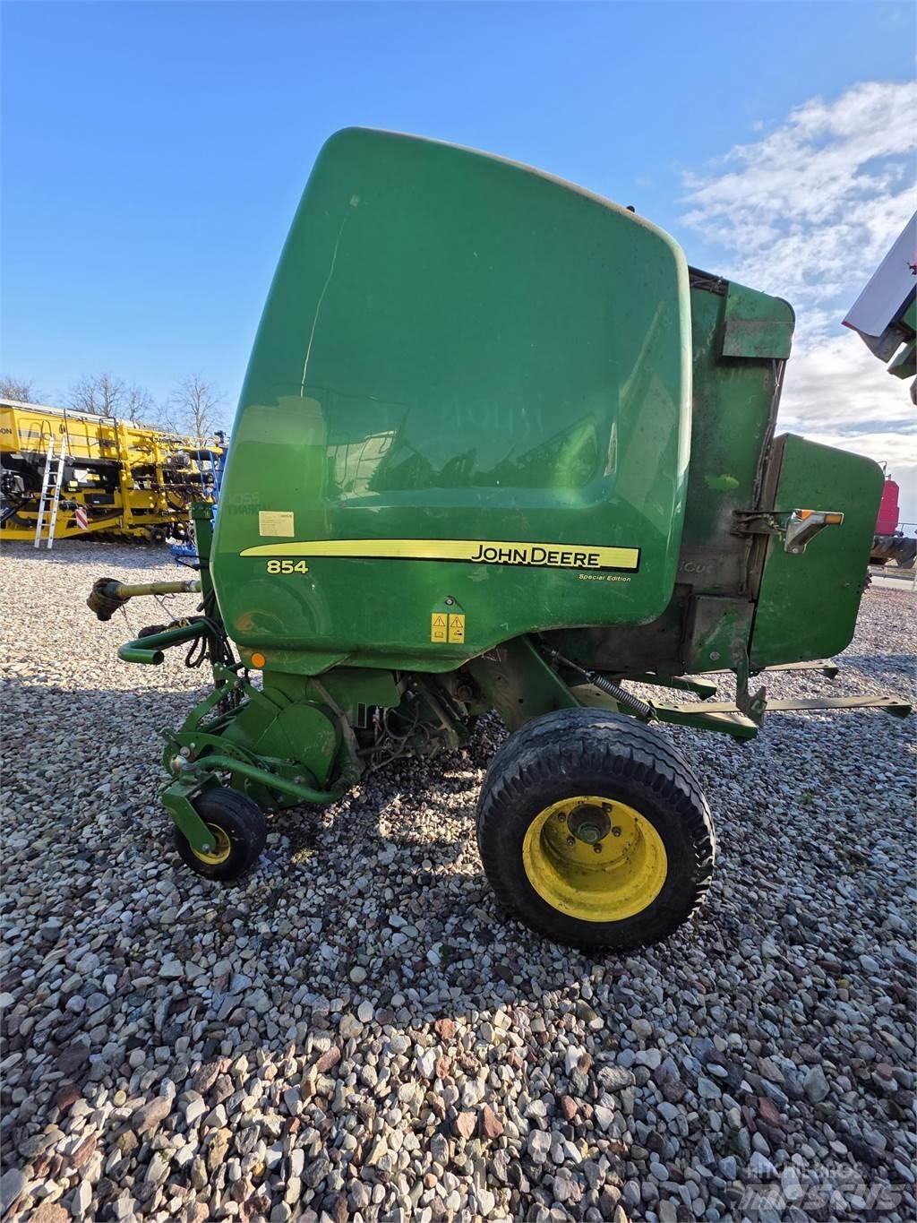 John Deere 854 圆捆打捆机
