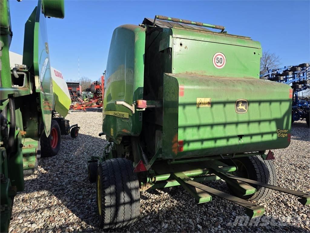 John Deere 854 圆捆打捆机