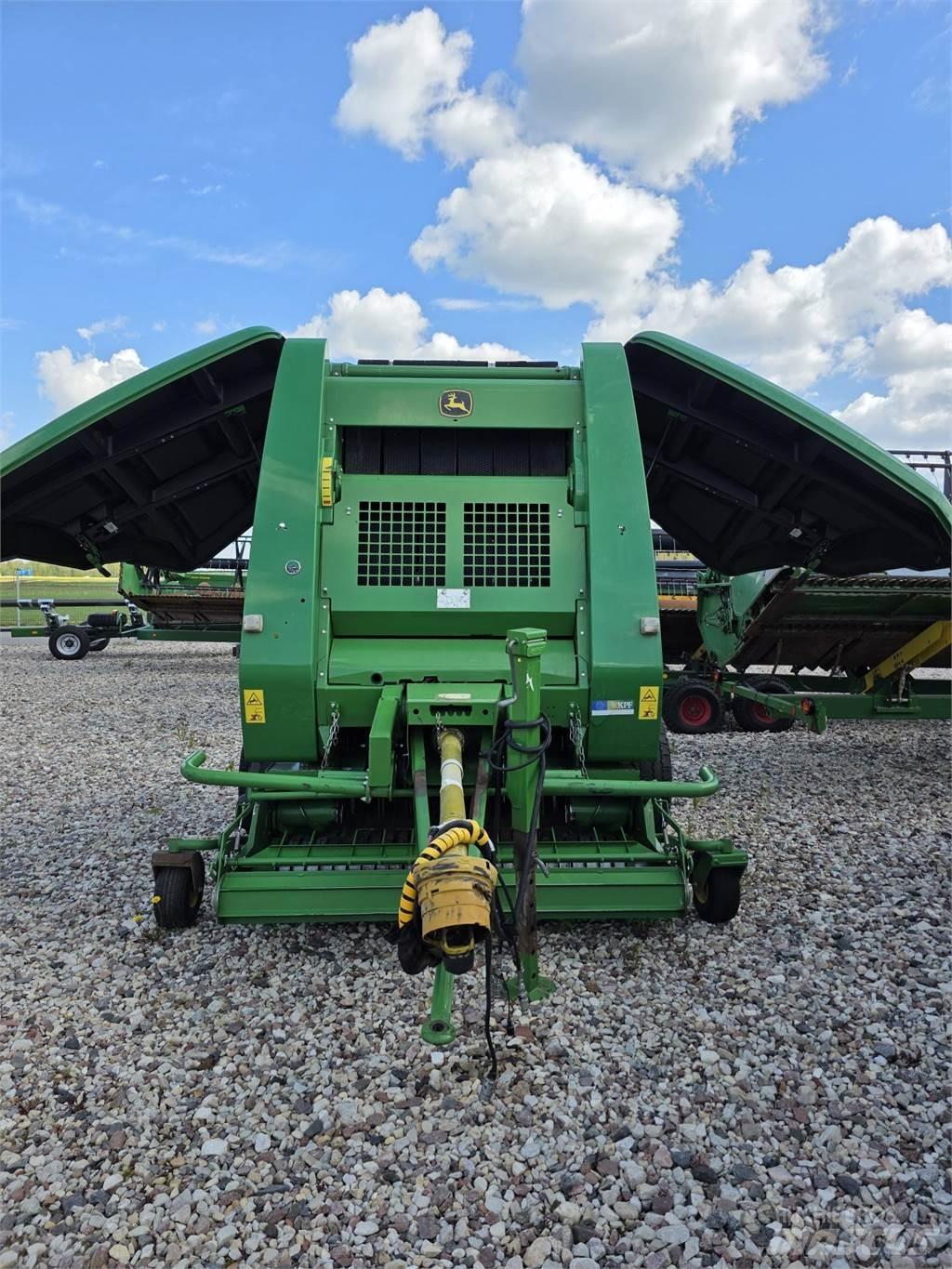 John Deere 854 圆捆打捆机