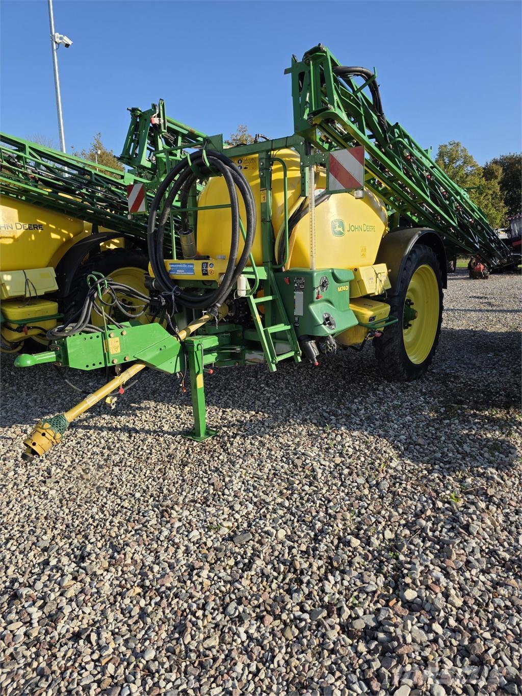 John Deere M740 牵引式喷雾机