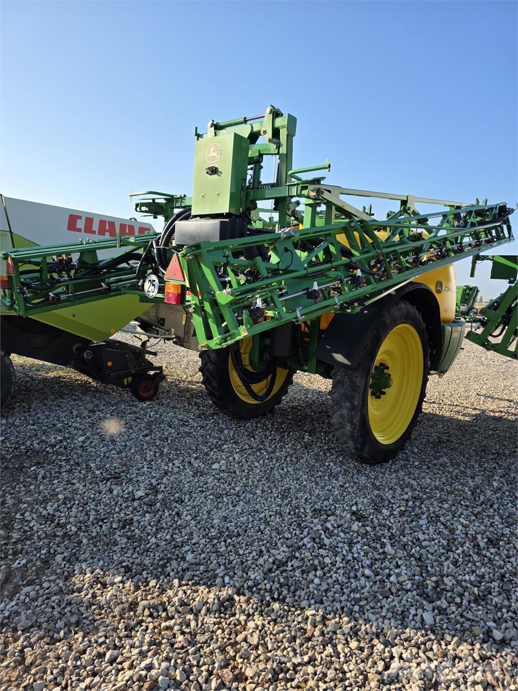 John Deere M740 牵引式喷雾机